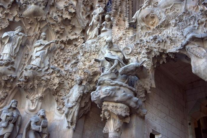 katedral-barcelona-çoklu rakamlar-Gaudi-tarzı-yeniden boyutlandırılmış
