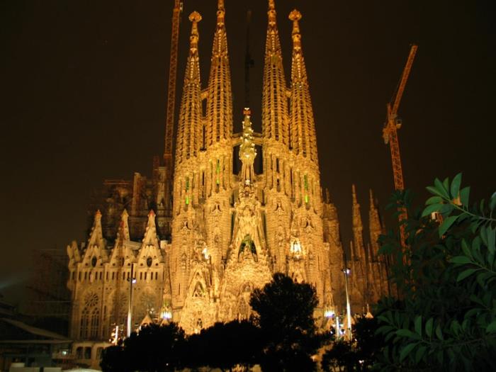 katedral-barcelona-aydınlatılmış-gece-Sagrada-Familia-yeniden boyutlandırılmış