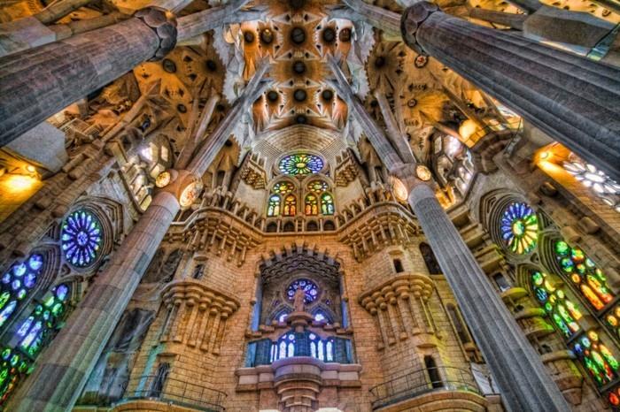 katedral-barcelona-iç-Sagrada-Familia-renkli-camlı-yeniden boyutlandırılmış