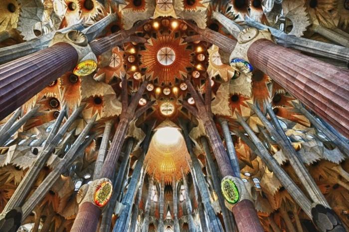 katedral-barcelona-iç-başyapıtı-Gaudi-yeniden boyutlandırılmış