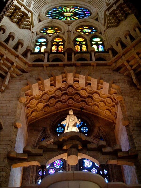 katedral-barcelona-iç-sembolik-yeniden boyutlandırılmış