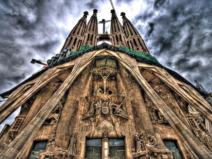 katedral-barcelona-fırtınalı-gökyüzünün-arka planında-yeniden boyutlandırılmış