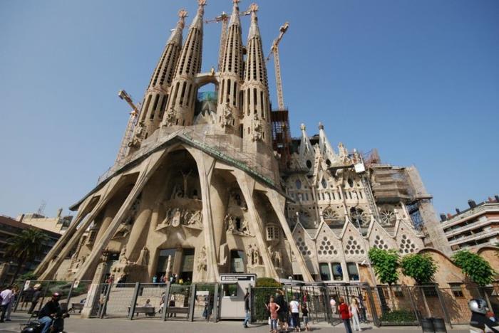 katedral-barcelona-kaldırımın genel görünümü-karşı-boyutlandırılmış
