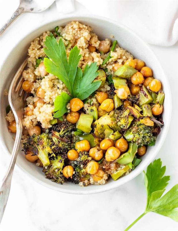 Piatto con cette, quinoa e brokoli, foglie di prezzemolo, cena sfiziosa e veloce per amici