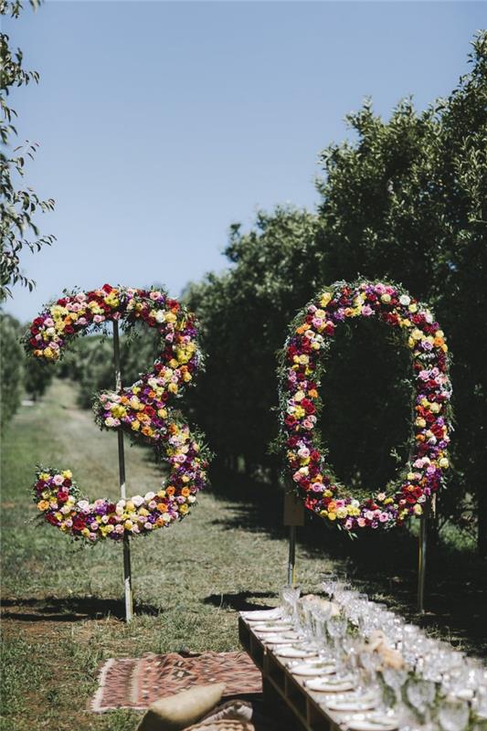 idėjos organizuoti vakarėlį bohemiško stiliaus sode, 30 metų gimtadienio idėja lauke su dideliu augalų amžiaus skaičiumi