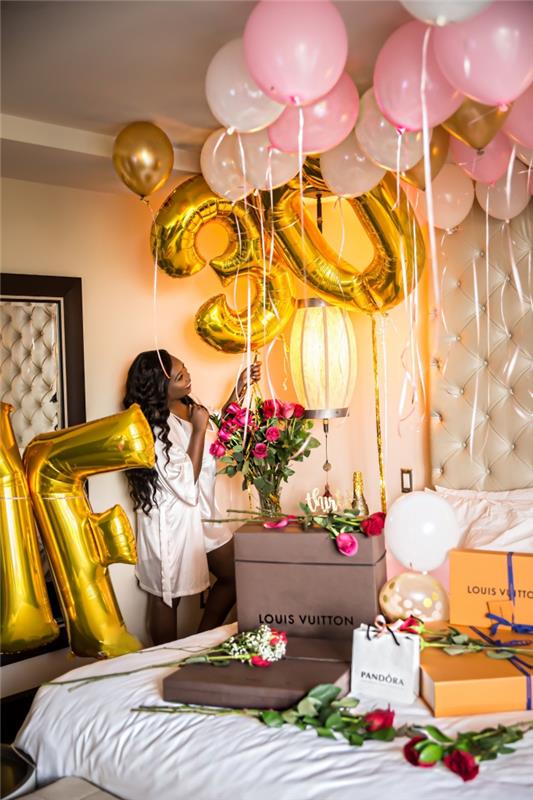 staigmena palinkėti su gimtadieniu 30 metų moters, viešbučio kambario apdaila su helio balionais