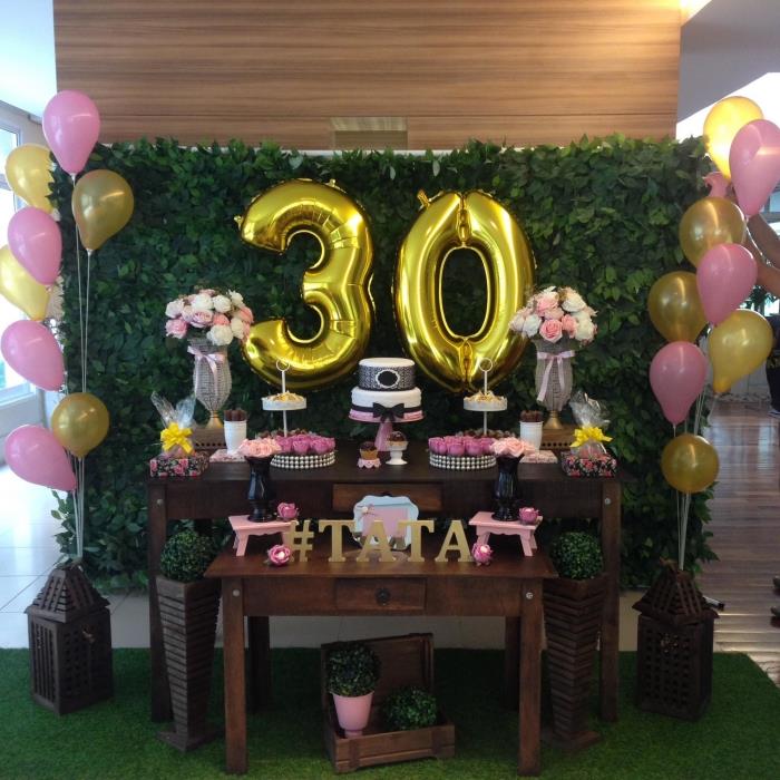 su gimtadieniu 30 metų moters pavyzdys, dekoruotas žalia siena ir auksinių skaičių formos balionu
