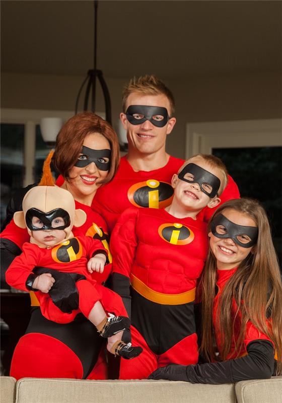 Družina, preoblečena v neverjeten, rdeč kostum za noč čarovnic, kul kostum za najmlajše in starejše