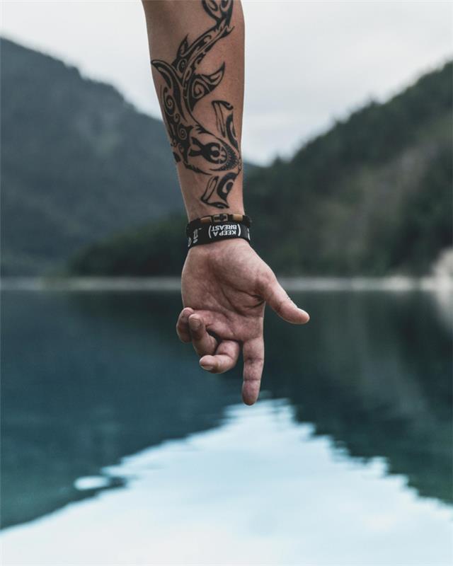 Abstraktus tatuiruotės trumpalaikis tatuiruotės modelis yra geriausias pasirinkimas sau, gražiai tatuiruota ranka