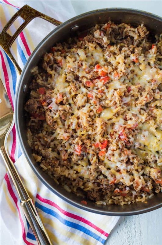 Risotto con carne macinata, padella con risotto e formaggio fuso, cena sfiziosa