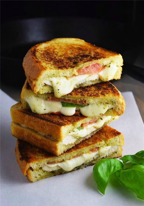 Cena sfiziosa e veloce per amici, panini con formaggio fuso, toast con pesto genovese