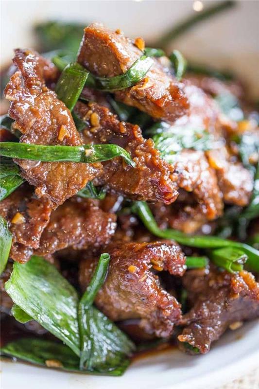 Bocconcini di manzo, cipolla verde con carne, rižini facili po ceni, carne in padella