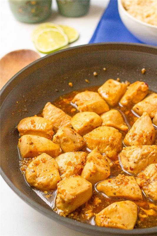 Bocconcini di pollo in padella, ricette facili po ceni, pollo con sugo all'aglio e miele