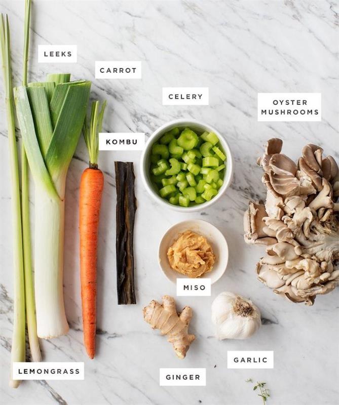 Ingredienti sul tavolo, funghi ostrica, gambo di porro e carota, idee per cena leggera