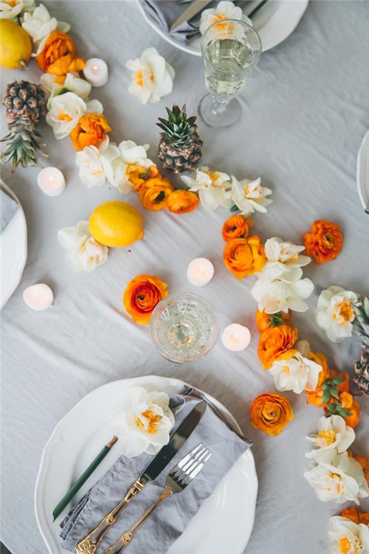 gėlių girliandos stalo bėgikas, baltos lėkštės, balta staltiesė, vestuvių stalo apdaila