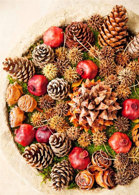 doğal malzemelerle masanın merkezinde ücretsiz kuru meyve çam kozalakları yapmak için Noel dekorasyonu
