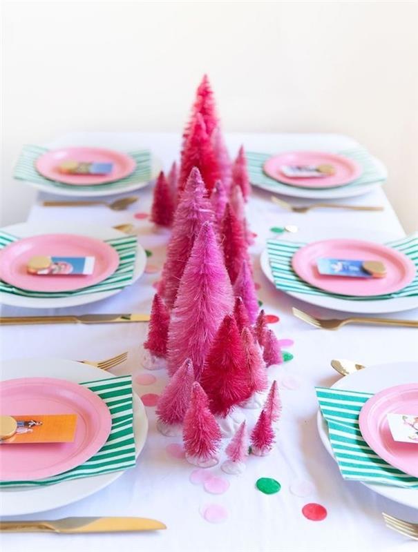 Yetişkinler için Noel dekorasyonu, kırmızı ve pembe köknar ağaçlarının ortasında, pembe kağıt tabaklarla beyaz tabaklar