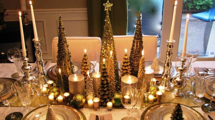 Božična miza, lepa božična drevesca, prižgane sveče, okrasne kroglice, srebrni svečniki, zlati tekač