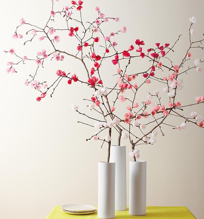 pembe, kırmızı ve beyaz çiçeklerle çiçekli dallarla dolu beyaz vazo, basit bahar yaratıcı etkinliği