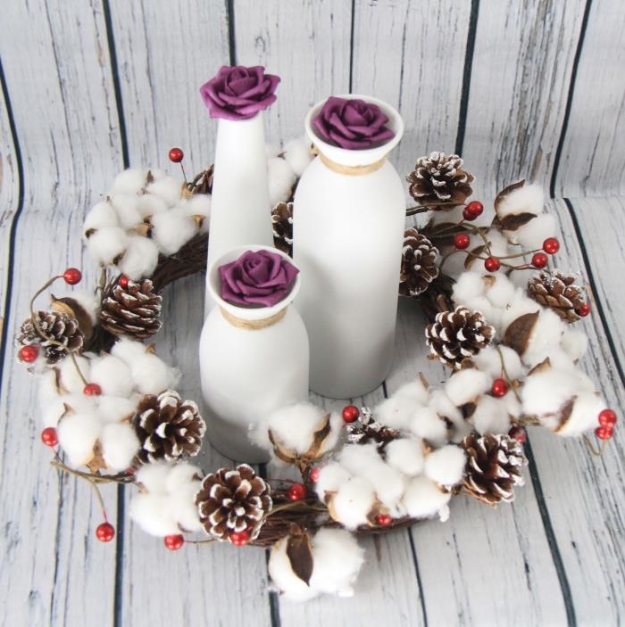 enostavna božična ideja DIY, dekoracija božične mize z belimi vazami, božični venec DIY iz borovih storžkov in bombaža