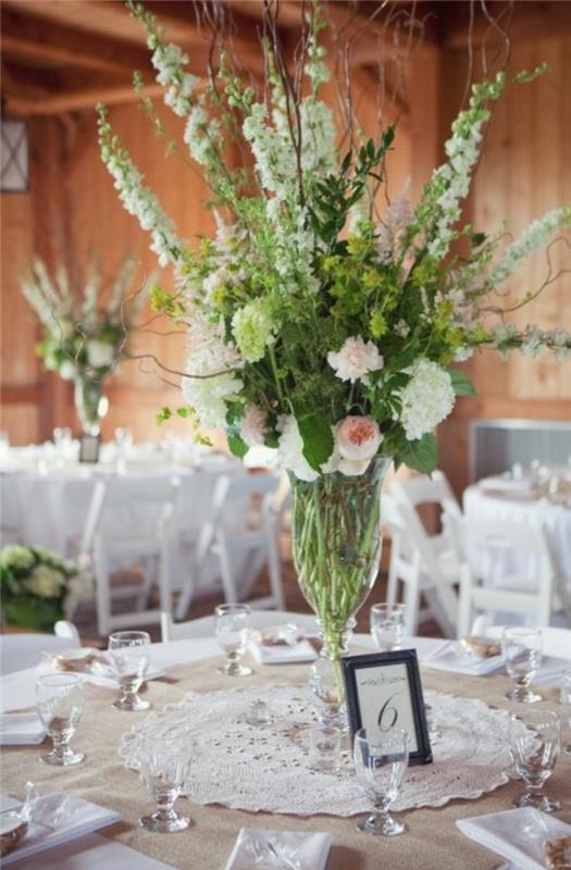 ideja za poročno dekoracijo, ki jo naredite sami, osrednji del, velike okrogle čipkaste peričke in podeželsko cvetje v vazi