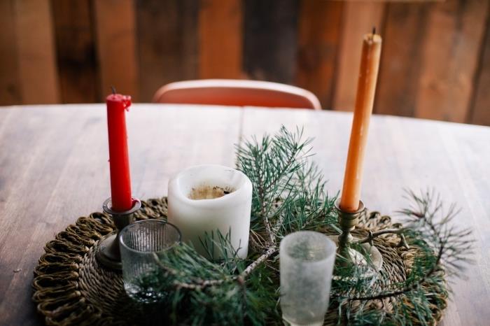 kaip papuošti stalą pasidaryk pats, dekoratyvi stalo idėja pasigaminti eglių šakų ir žvakių
