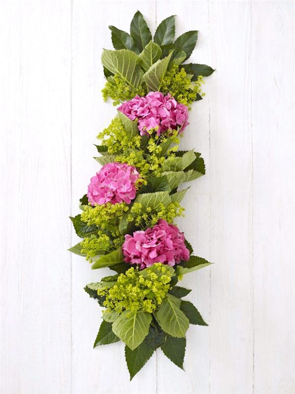 Tavole natalizie, centrotavola con fiori, ghirlanda con fiori viola