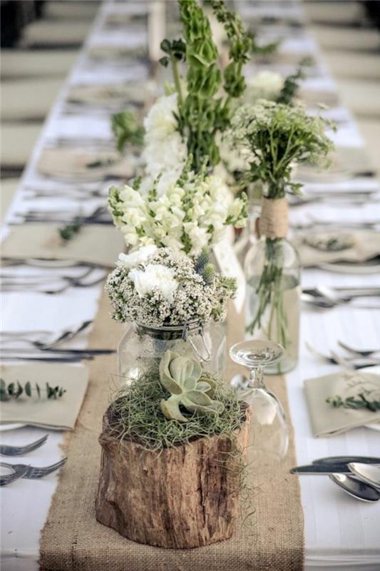 Tavolo con piante grasse, tronchetti di legno, segnaposti tavola natale