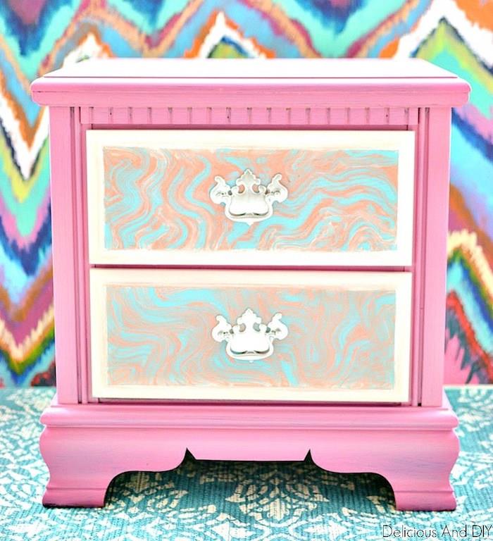 Rožinės spalvos dažai ir marmurinės spintelės pritaiko baldą, atnaujina baldą, suteikia jam naują gyvenimą