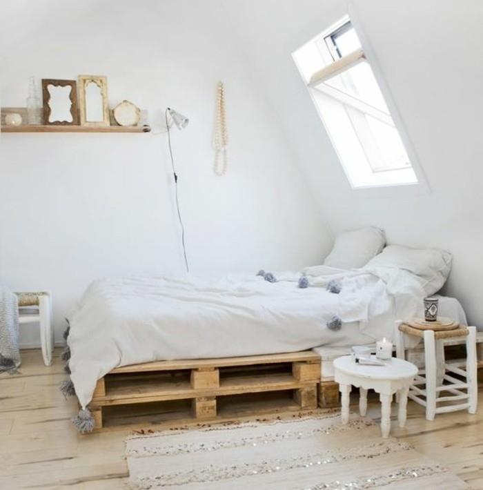 bela-odrasla-spalnica-kako-narediti-posteljo-v-paleti-idejo-geniale-deco-style-skandinavska