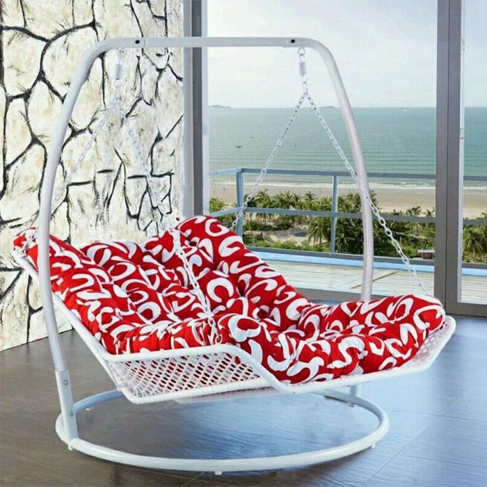 salıncak sandalye, süper yumuşak kırmızı yatak ve modern bir salıncak