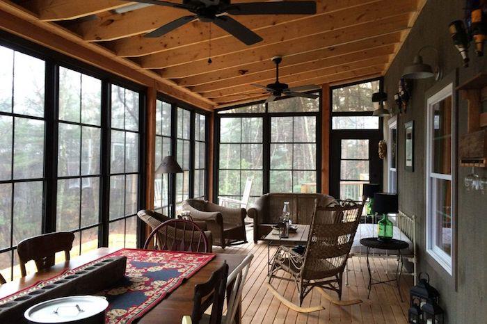 Dekorativni vrtljiv stolček za brunarice, notranjost majhne lesene brunarice v gori, okno, velika terasa, jedilnica in dnevna soba