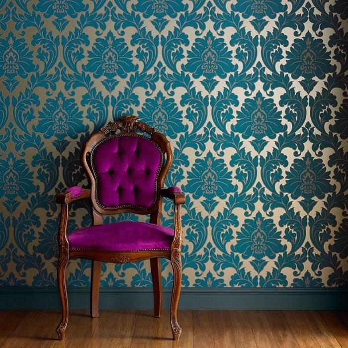 baroko stiliaus interjero apdaila su mediniais baldais ir purpuriniu audiniu, vintažiniai tapetai su slinkties raštais