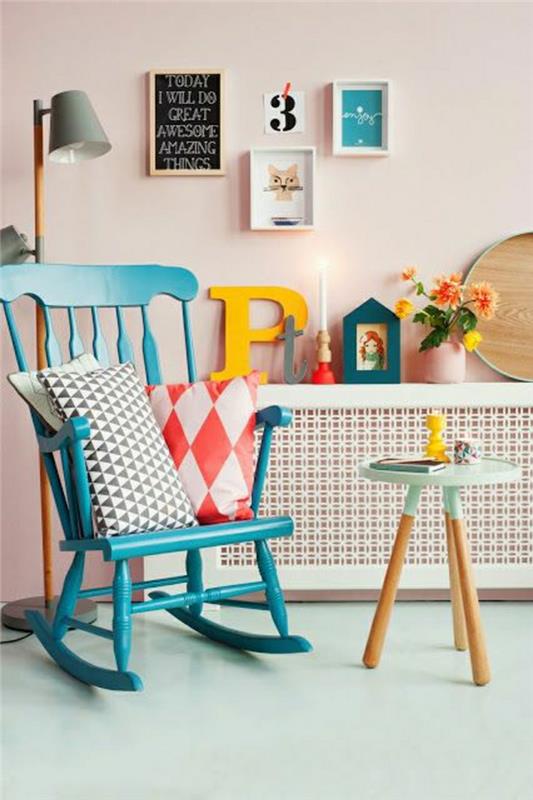 modri les-stol za zibanje-dekorativni-blazine-lan-tla-svetlo-modro-roza-stena