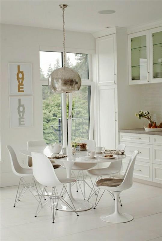 lestenec iz bele plastike-stol-viseči-parket-tla-belo-leseni stol