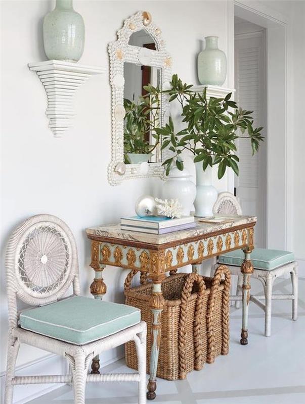 Celadon keramične in celadon zelene blazine za stole, tkana košara in vhod v mizo v hišo z zlatim okrasjem, knjižne rastline, baročno ogledalo, kolonialni slog, morje