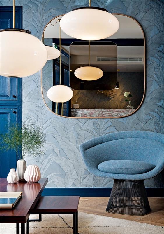 svetainė su sienomis, aprengta moderniais šviesiai mėlynais tapetais, svetainės dekoras su medinėmis grindimis ir mėlynais baldais