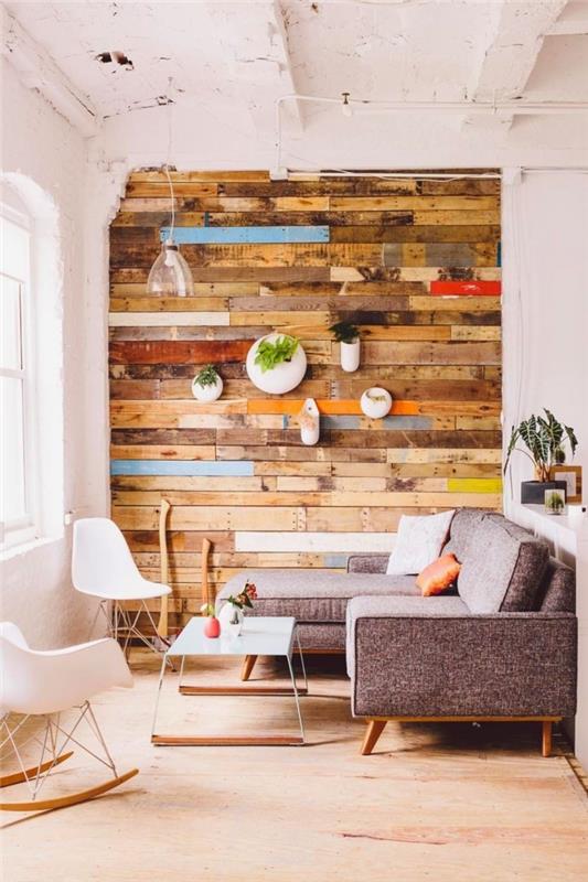 ideja, kako okrasiti belo dnevno sobo s steno palete, primer lesene stenske dekoracije, pobarvane v barvah