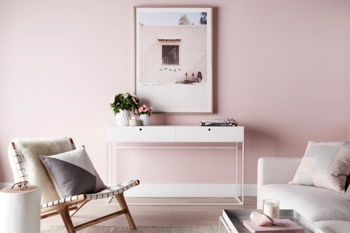 soluk pembe gölge duvar boyası, beyaz masa ve ahşap sandalye ile döşenmiş oturma alanı ile kadınsı yatak odası tasarımı