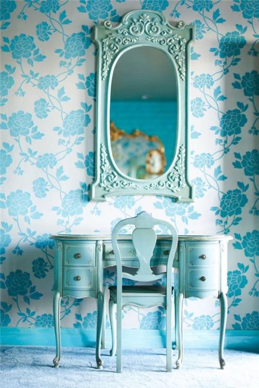 kaip sutvarkyti moters kambarį, tualetinį stalą, kėdę ir veidrodžio rėmą vandens žalia spalva, baltus tapetus su mėlynų gėlių raštais
