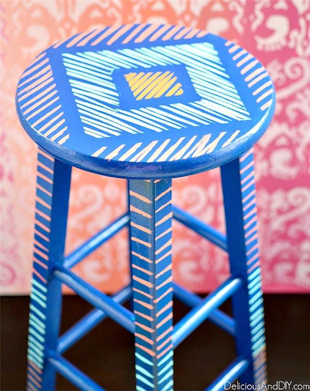 Mėlyna ir rožinė kėdė, idėja, kaip paversti aukštą kėdę, atnaujinti baldai, pažymėti senovinį baldą į suremontuotą baldą