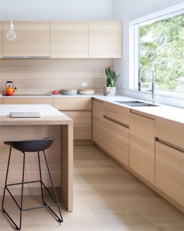 ideja notranje opreme v beli kuhinji s parketom in pohištvom iz svetlega lesa, model kuhinje iz svetlega lesa