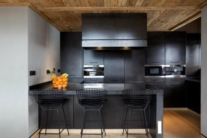 virtuvė su juodomis spintelėmis su tamsios medienos lubomis, įrengta virtuvė su juoda centrine sala