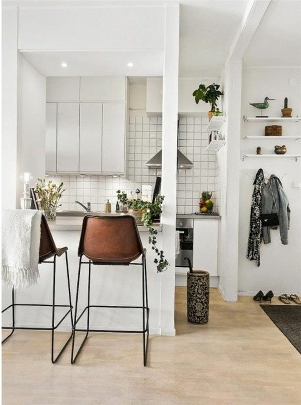 modernus-virtuvė-kėdė-balta-virtuvė-su-originaliu-bar-kėdės