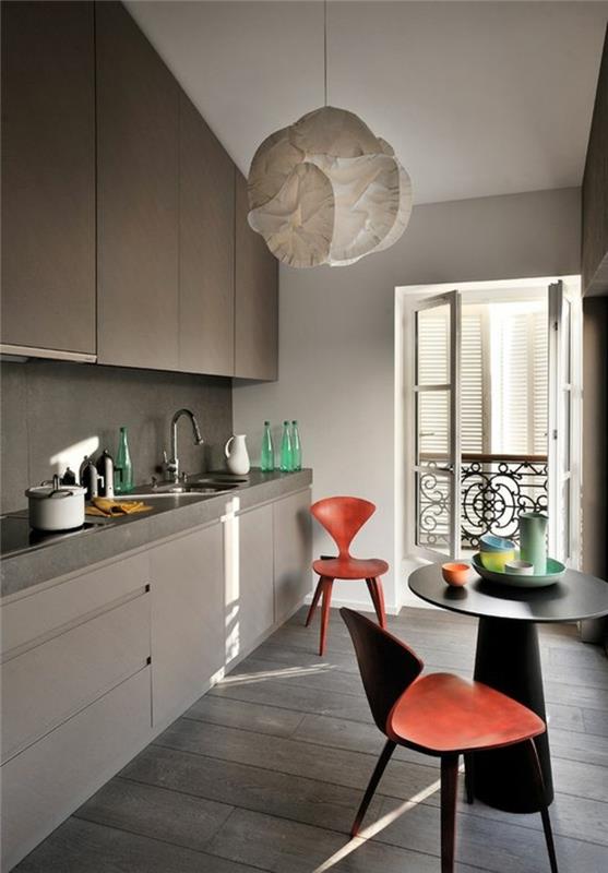 moderni-virtuvė-kėdė-šiuolaikinė-virtuvė-ir-raudonos kėdės