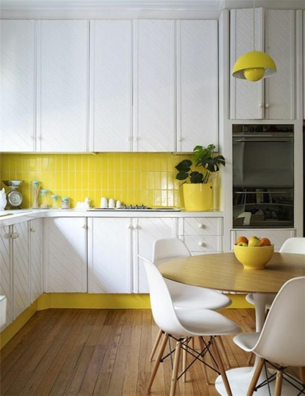 moderni-virtuvė-kėdė-geltona-balta-virtuvė