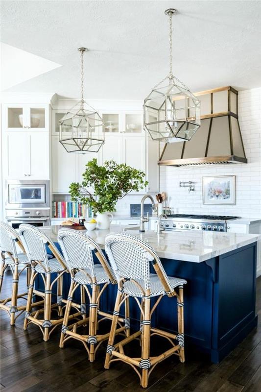 moderni-virtuvė-kėdė-pajūrio stiliaus virtuvė