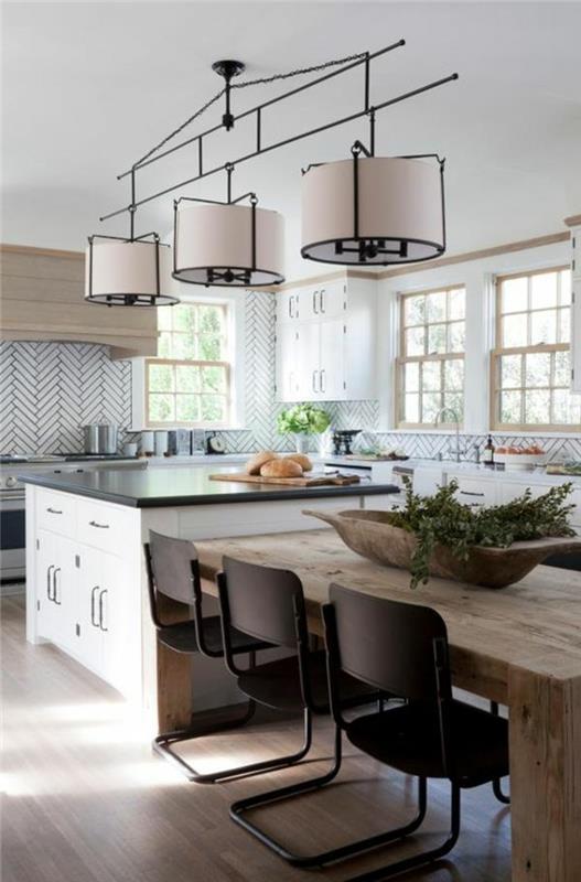 modernus-virtuvė-kėdė-stalas ir-virtuvė-salos-pramoninės lempos