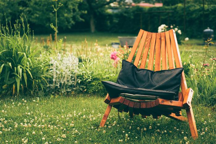 medinė kėdė sode žalia veja
