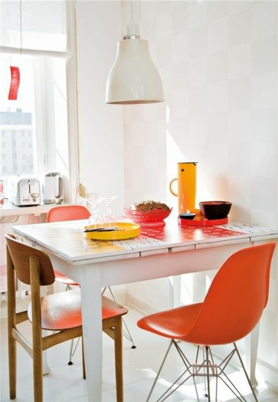 plastikinė-kėdė-lašiša-spalva-balta-stalas-smėlio-kabanti-balta-sieninė lempa